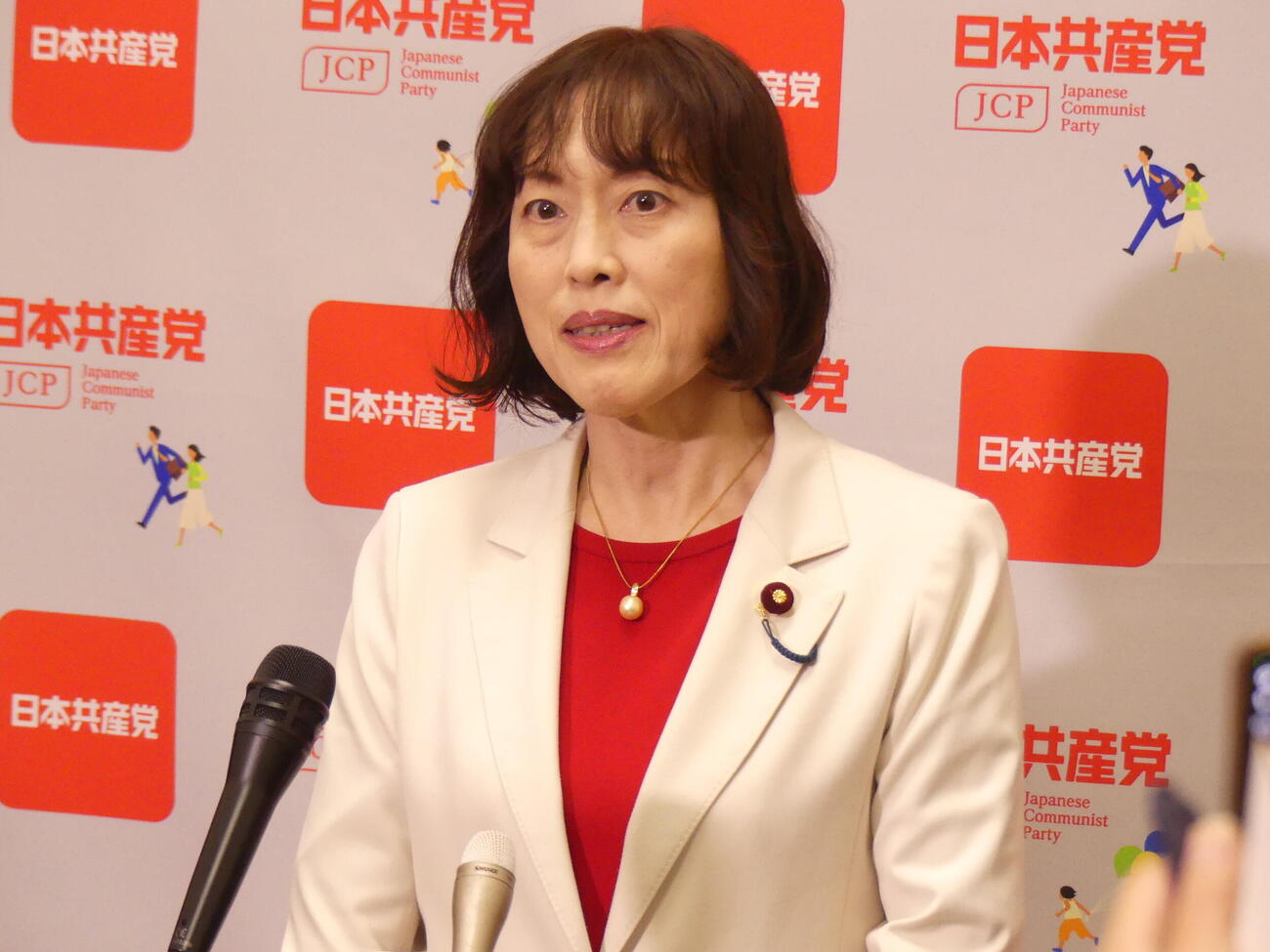 2026年10月5日、高市早苗首相の所信表明演説後、報道陣の取材に応じる共産党の田村智子委員長
