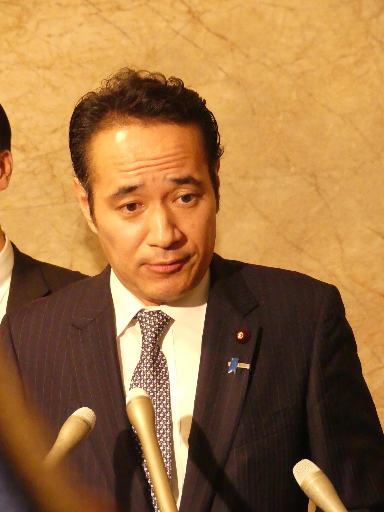 10月5日、参院本会議後、報道陣の取材に応じ、予算カット発言を撤回する考えを表明し謝罪する簗和生農相

