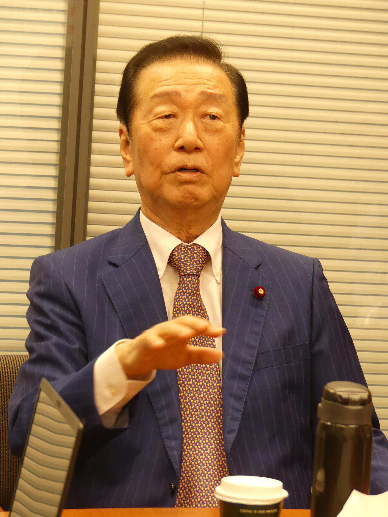 自身が率いる「一清会」会合後、報道陣の取材に応じる小沢一郎前衆院議員（撮影・中山知子）
