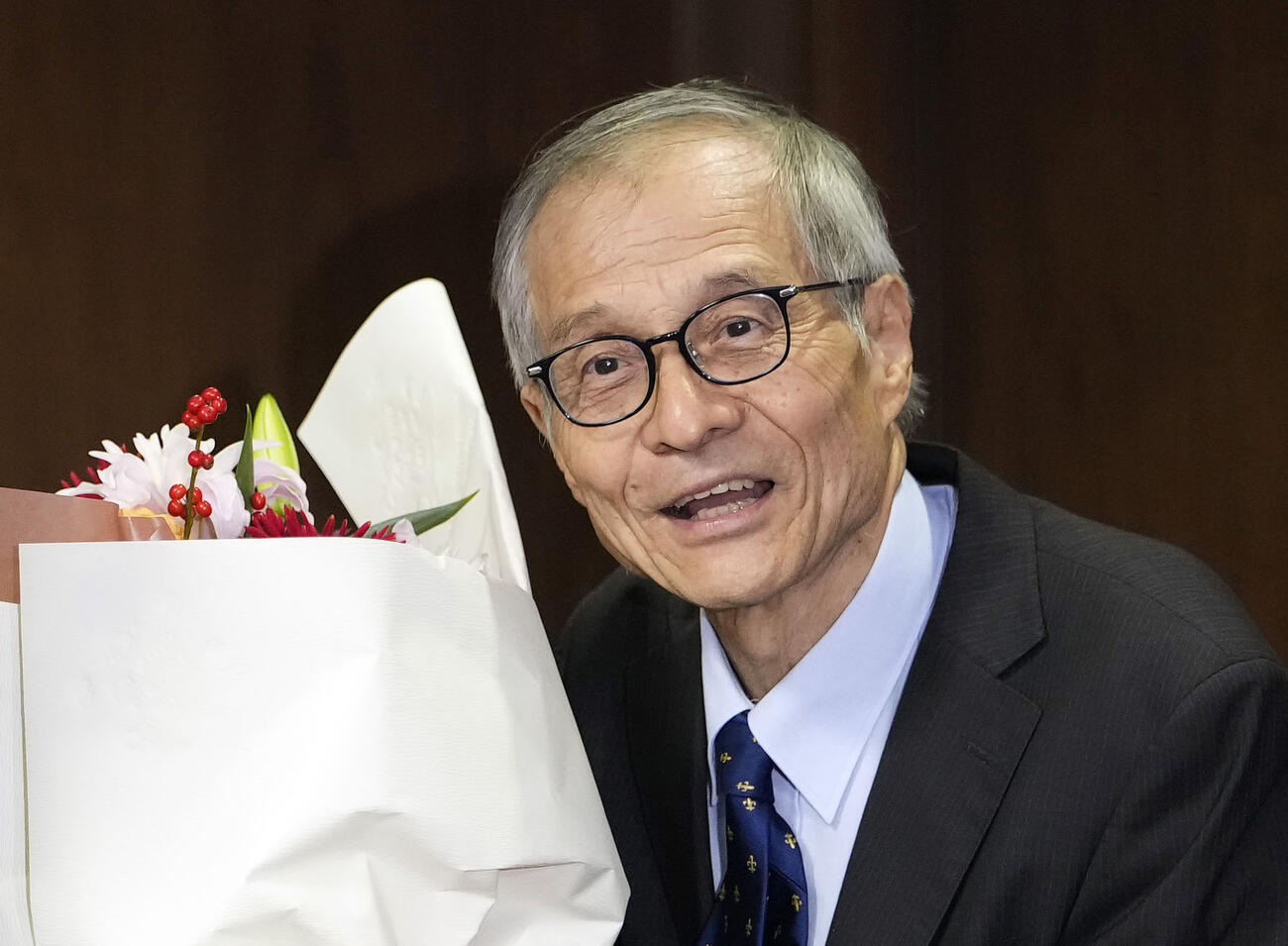 ノーベル化学賞に決まり、記者会見で花束を受け取った硤合憲三・東京理科大名誉教授（共同）