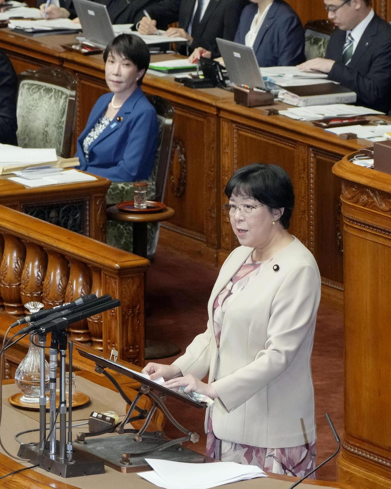 参院本会議で質問する立憲民主党の田名部匡代氏。奥は高市首相＝8日午前（共同）