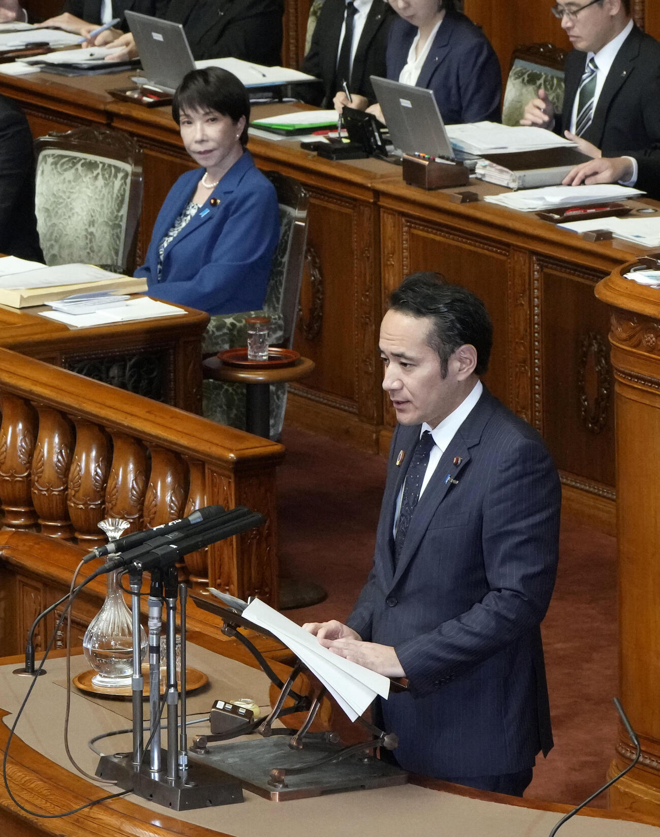 参院本会議で答弁する簗農相。奥は高市首相＝8日午前（共同）