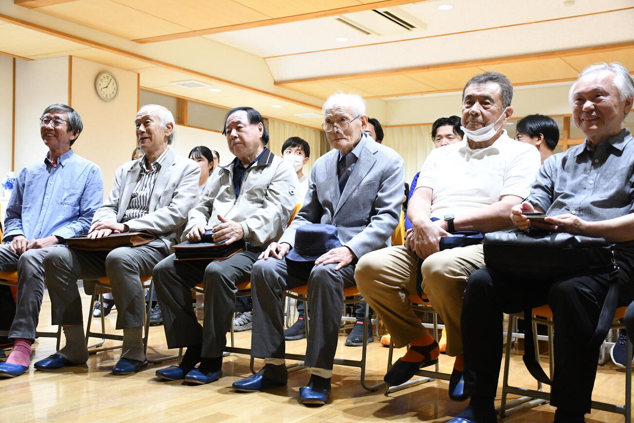 ノーベル文学賞の発表を見守る村上春樹氏の母校香櫨園小学校関係者（撮影・阪口孝志）