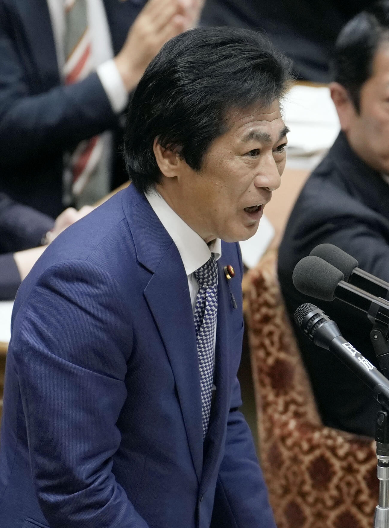 衆院予算委で質問する自民党の田村憲久氏＝13日午前（共同）