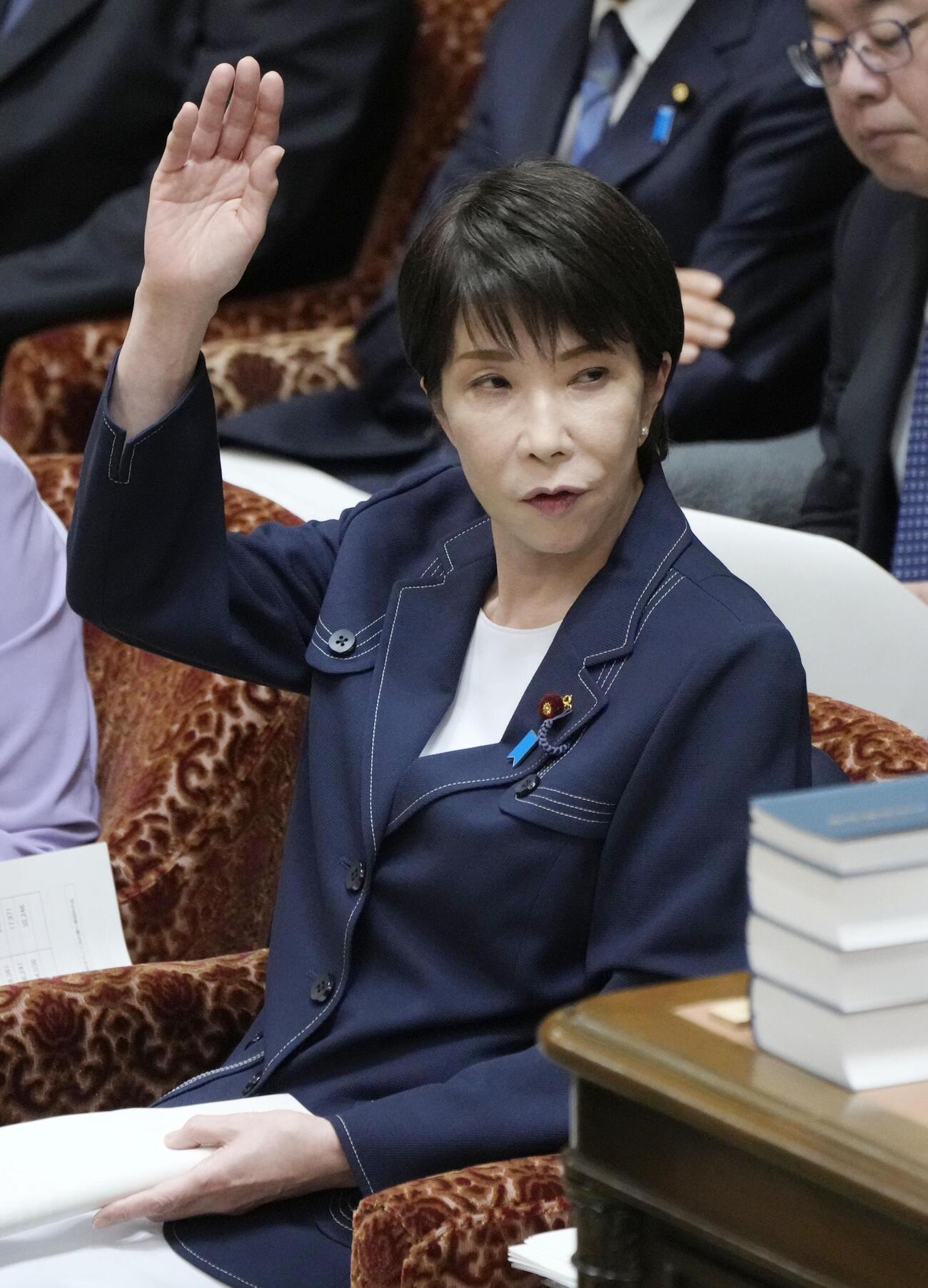 衆院予算委で答弁のため挙手する高市首相＝13日午前（共同）