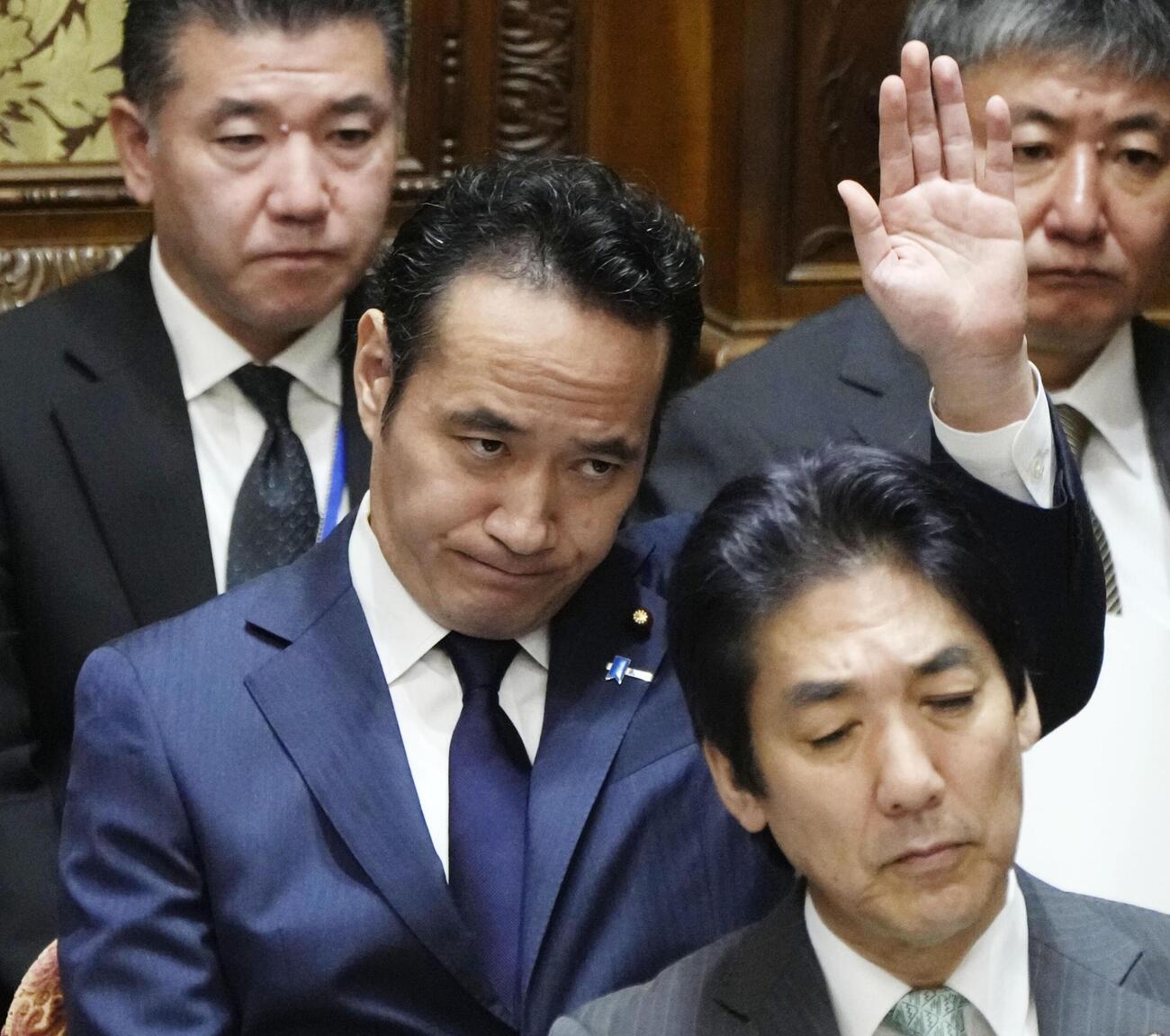 衆院予算委で答弁のため挙手する簗農相（共同）