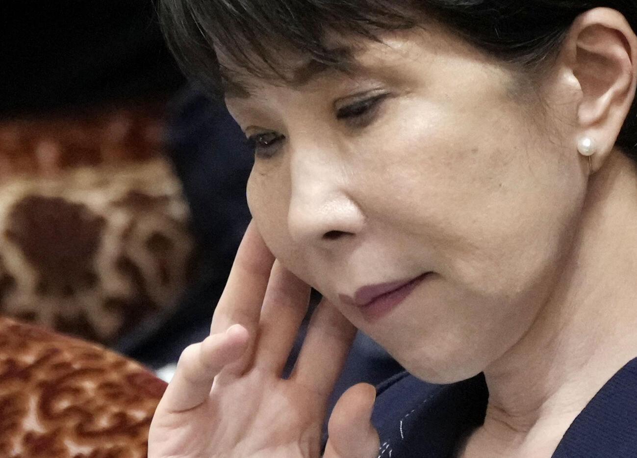 衆院予算委で質問を聞く高市首相（共同）