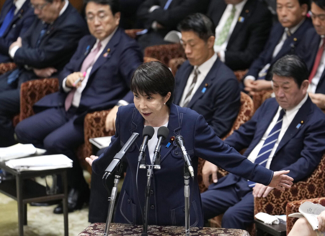 衆院予算委で答弁する高市首相（共同）