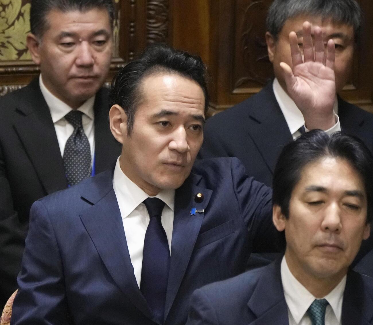 衆院予算委で答弁のため挙手する簗農相（共同）