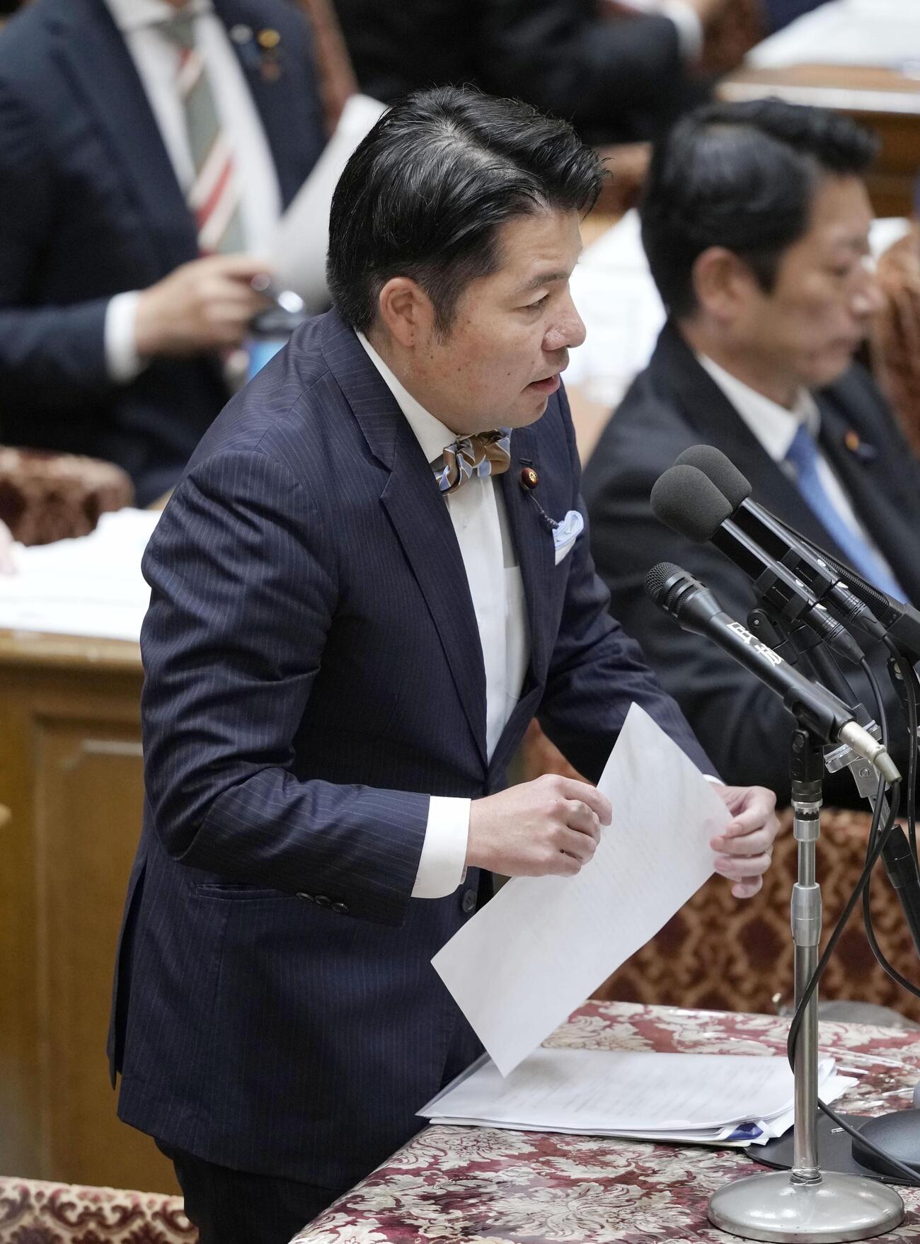 衆院予算委で質問する伊佐進一氏（共同）