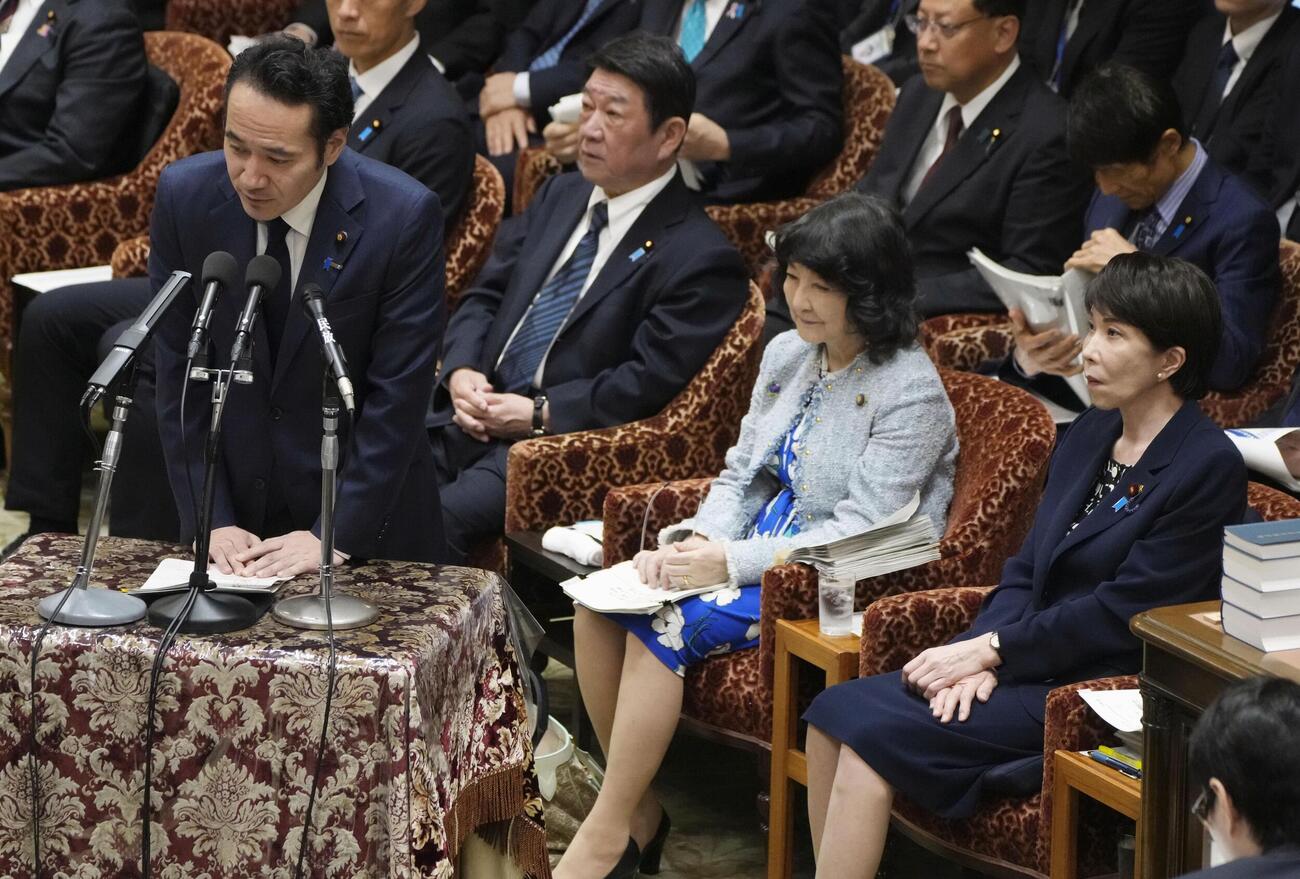 衆院予算委で答弁する簗農相。右端は高市首相（共同）