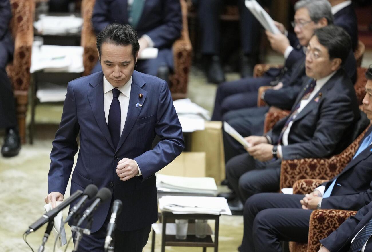 衆院予算委で答弁に臨む簗農相（共同）