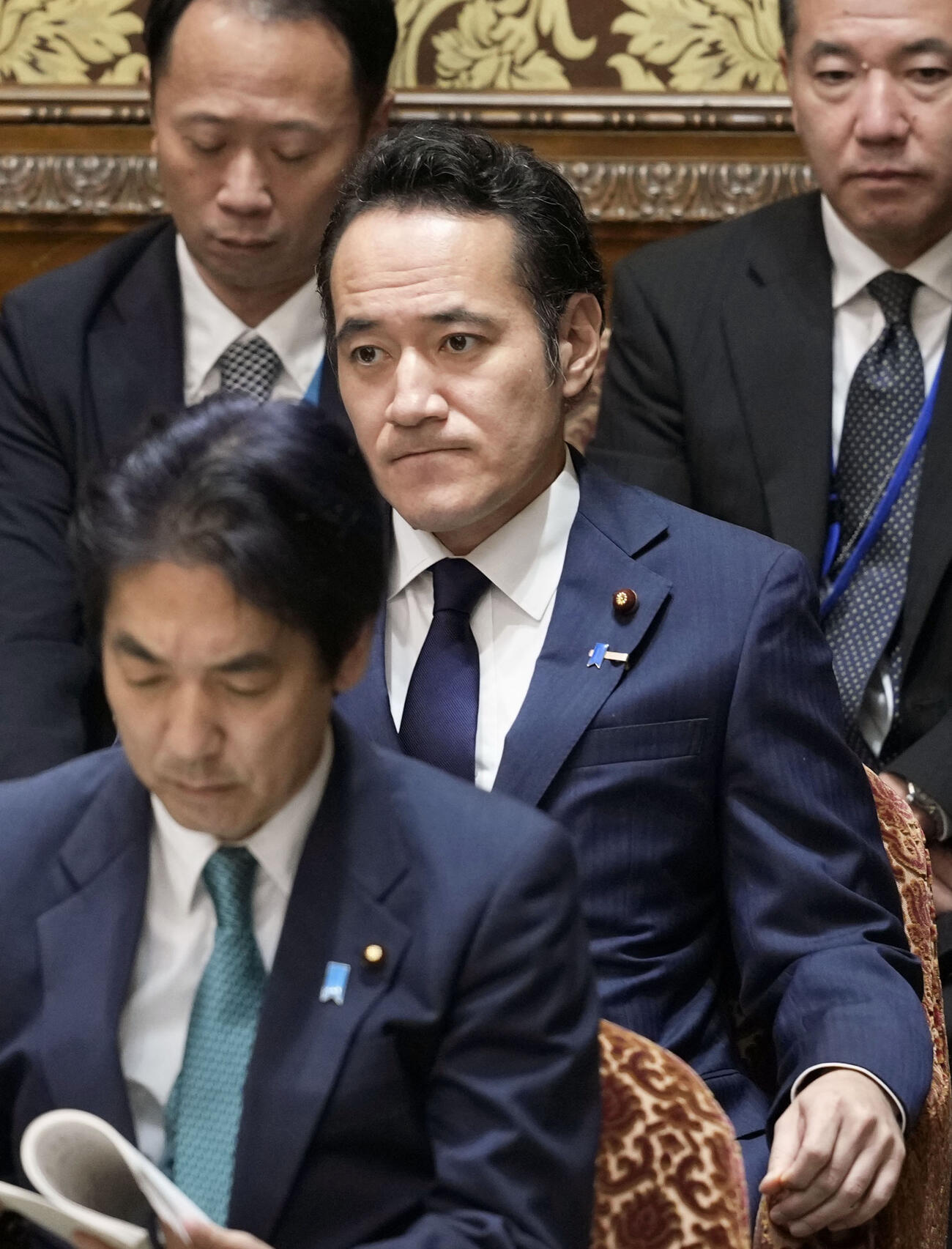 衆院予算委で質問を聞く簗農相（中央）（共同）
