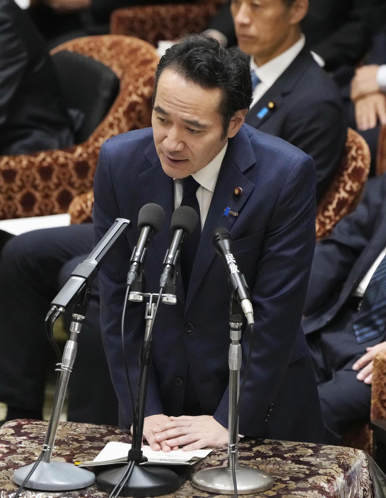 衆院予算委で答弁する簗農相（共同）