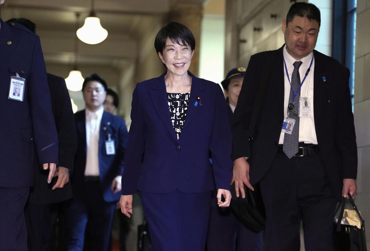 衆院予算委に向かう高市首相（共同）