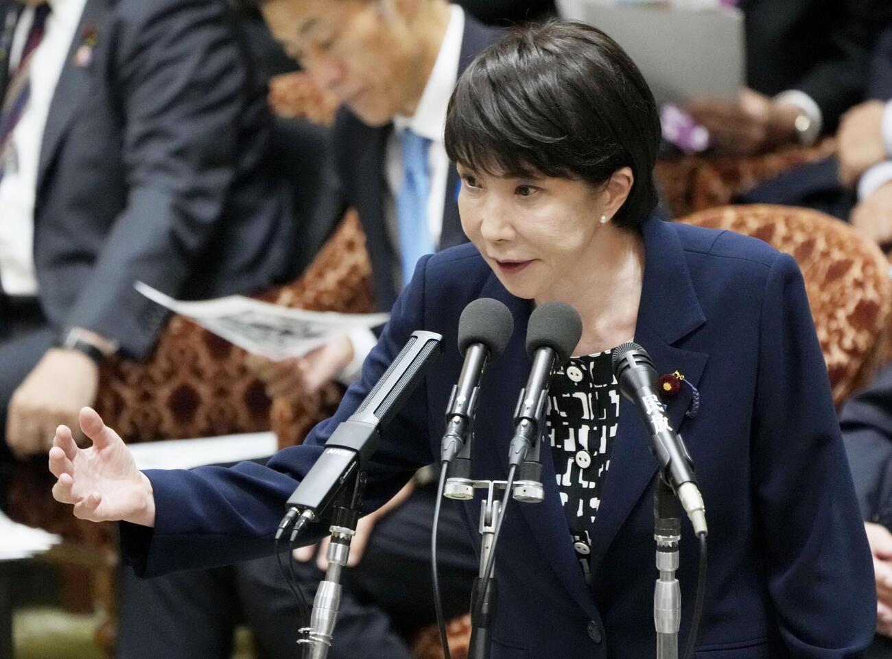 衆院予算委で答弁する高市首相（共同）