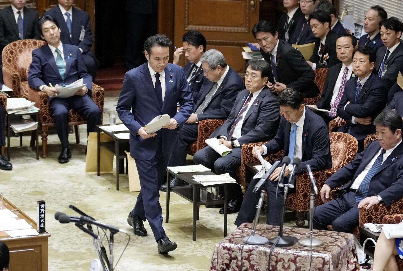 衆院予算委で答弁に臨む簗農相＝14日午後（共同）
