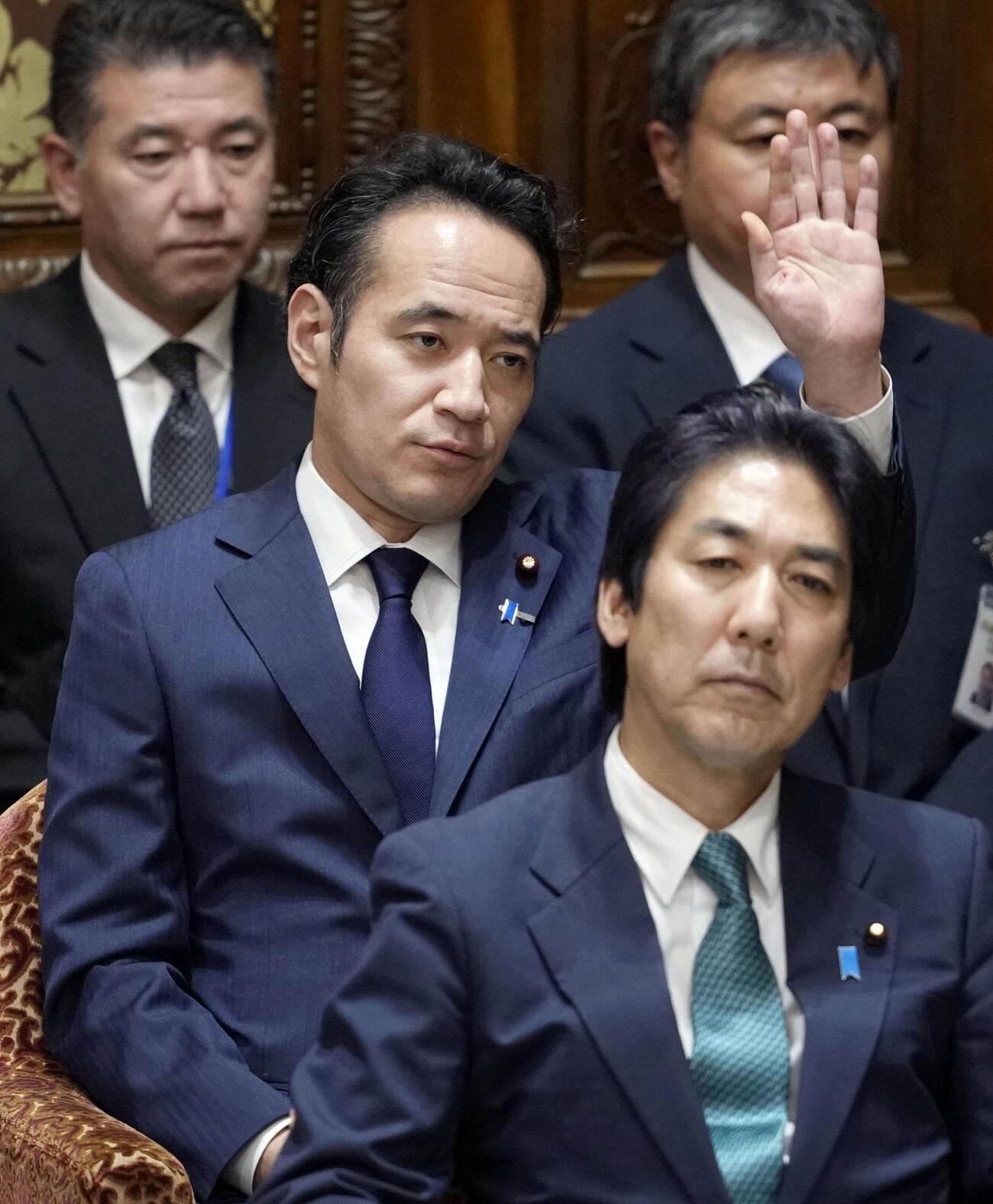 衆院予算委で答弁のため挙手する簗農相＝14日午後（共同）
