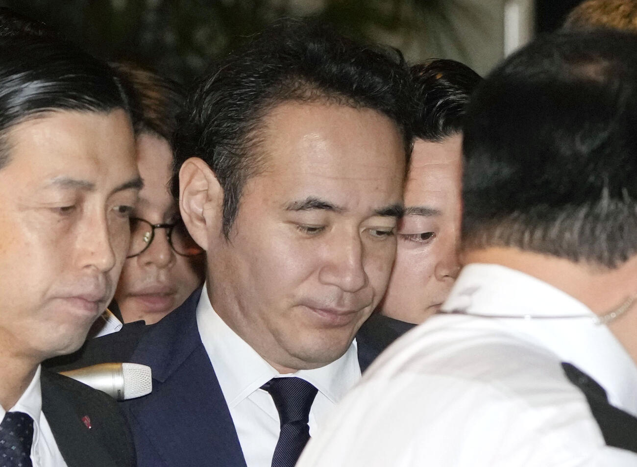 首相官邸に入る簗農相＝14日午後（共同）
