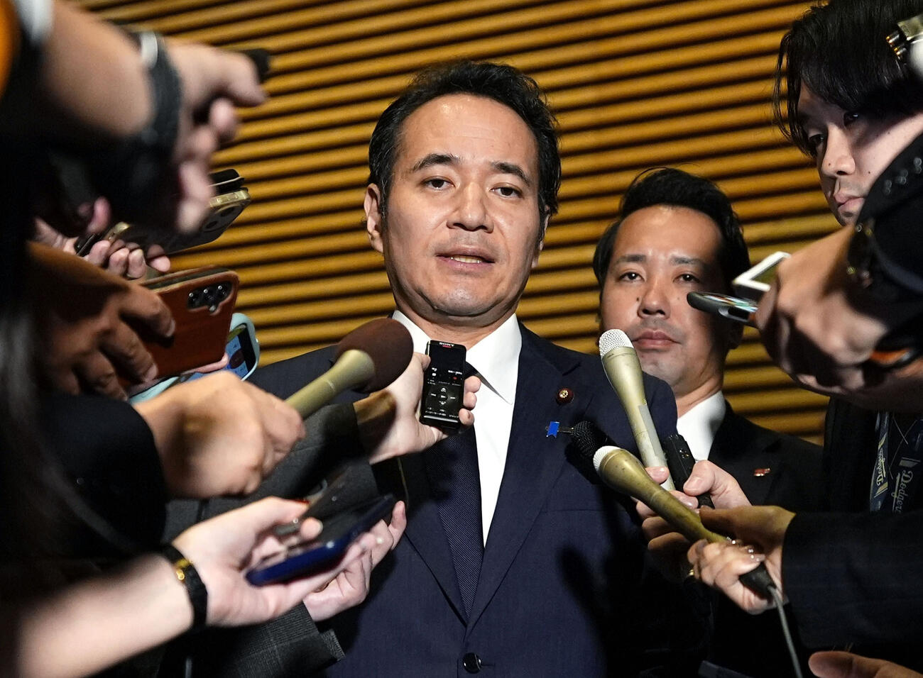 高市首相に辞表を提出し、記者団の取材に応じる簗農相＝14日午後、首相官邸