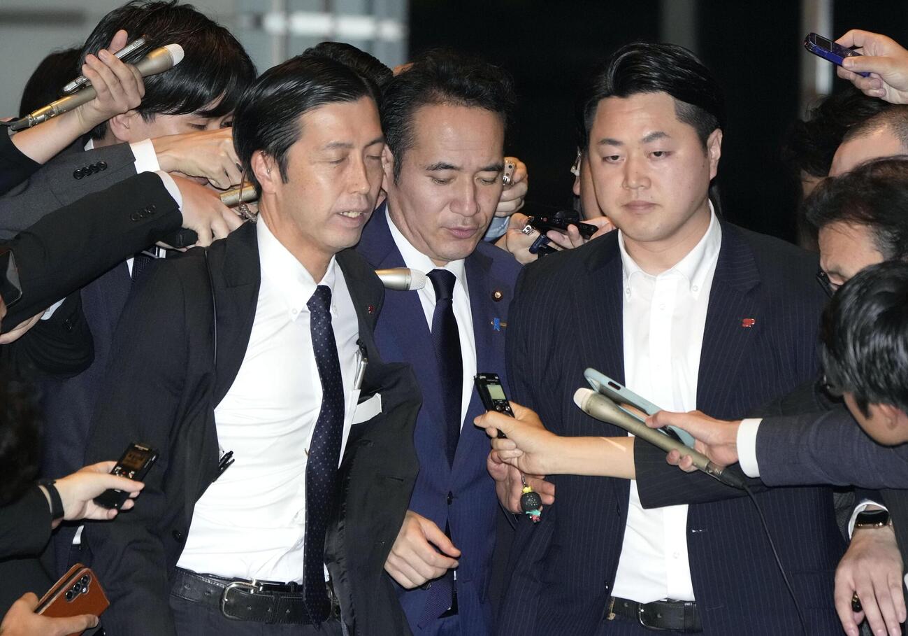 記者団に囲まれながら首相官邸に入る簗農相（中央）＝14日午後（共同）