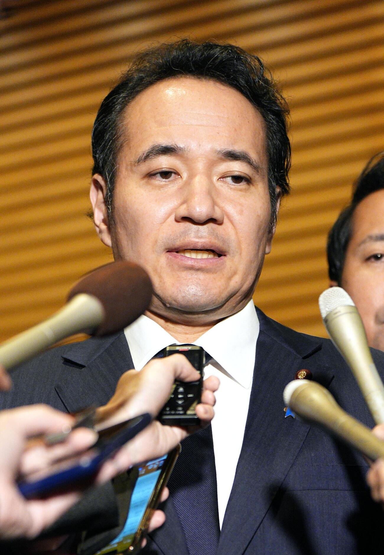 高市首相に辞表を提出し、記者団の取材に応じる簗農相＝14日午後、首相官邸