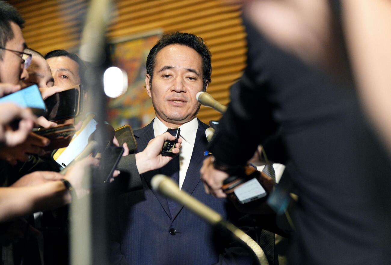 高市首相に辞表を提出し、記者団の取材に応じる簗農相＝14日午後、首相官邸（共同）