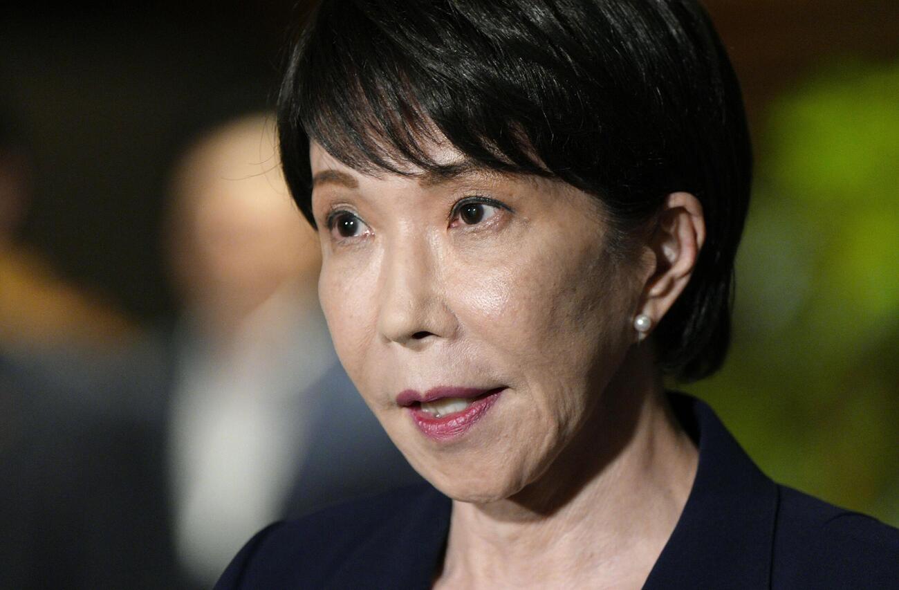 簗農相の辞表提出を受け、記者団の取材に応じる高市首相＝14日午後、首相官邸（共同）