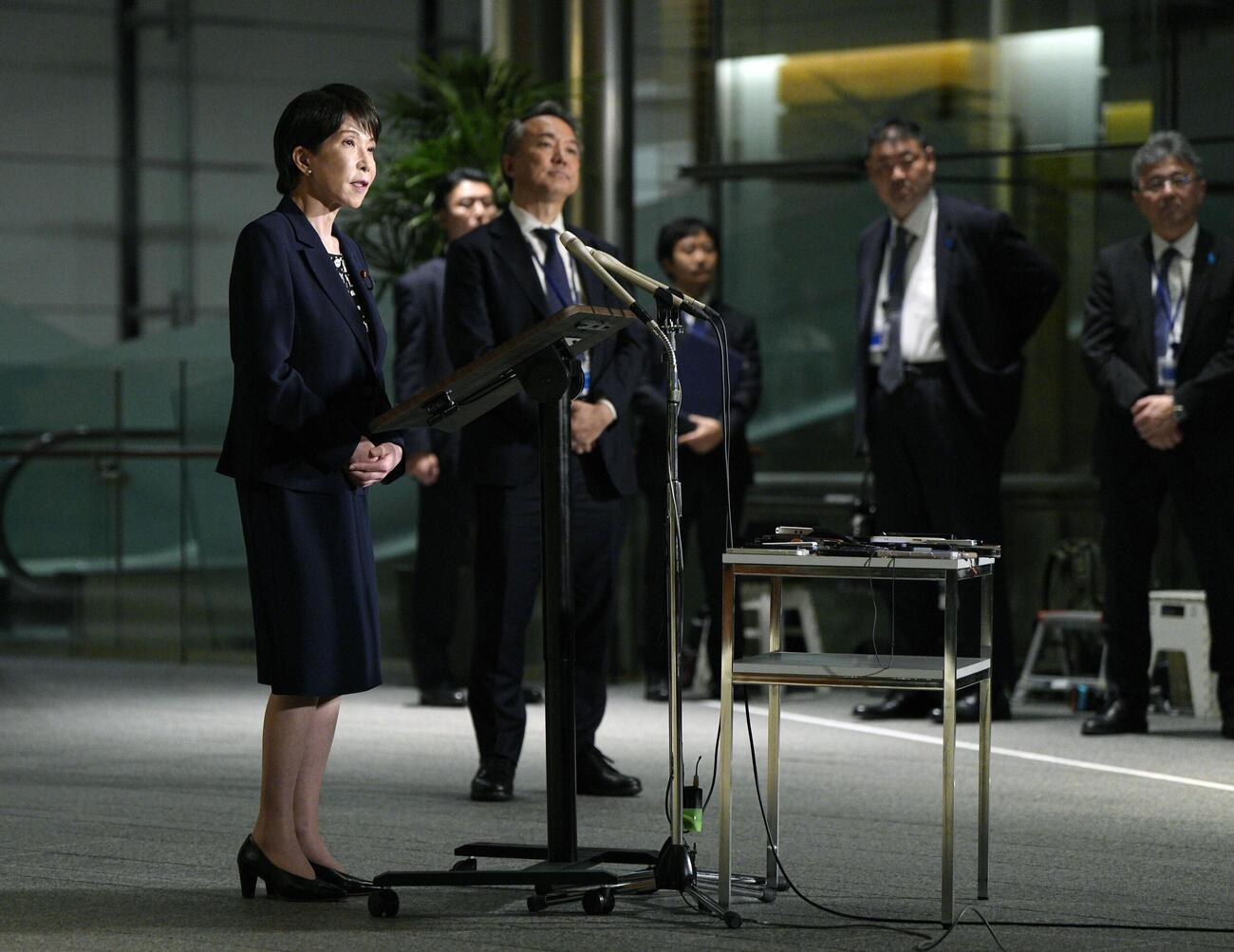 簗農相の辞表提出を受け、記者団の取材に応じる高市首相（左端）＝14日午後、首相官邸（共同）