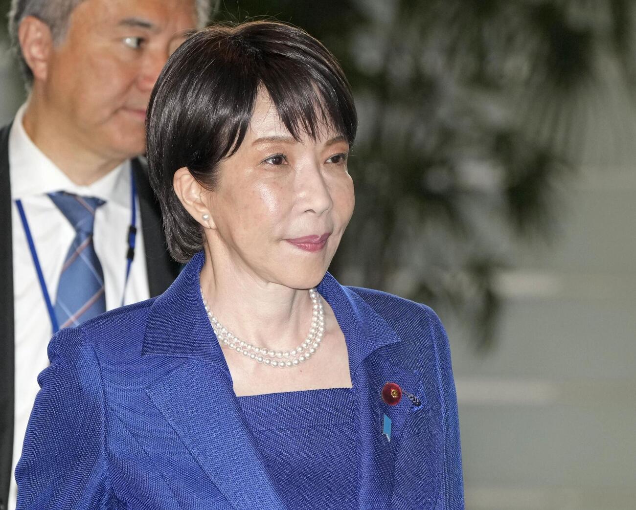 首相官邸に入る高市首相（共同）