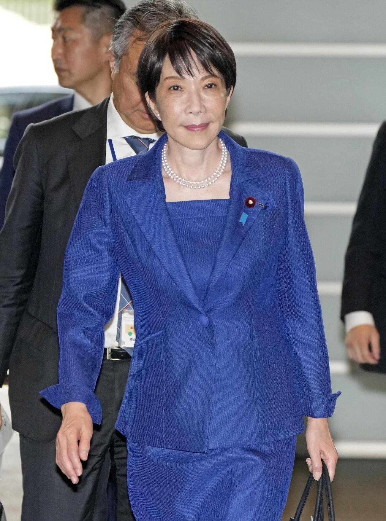 首相官邸に入る高市首相（共同）