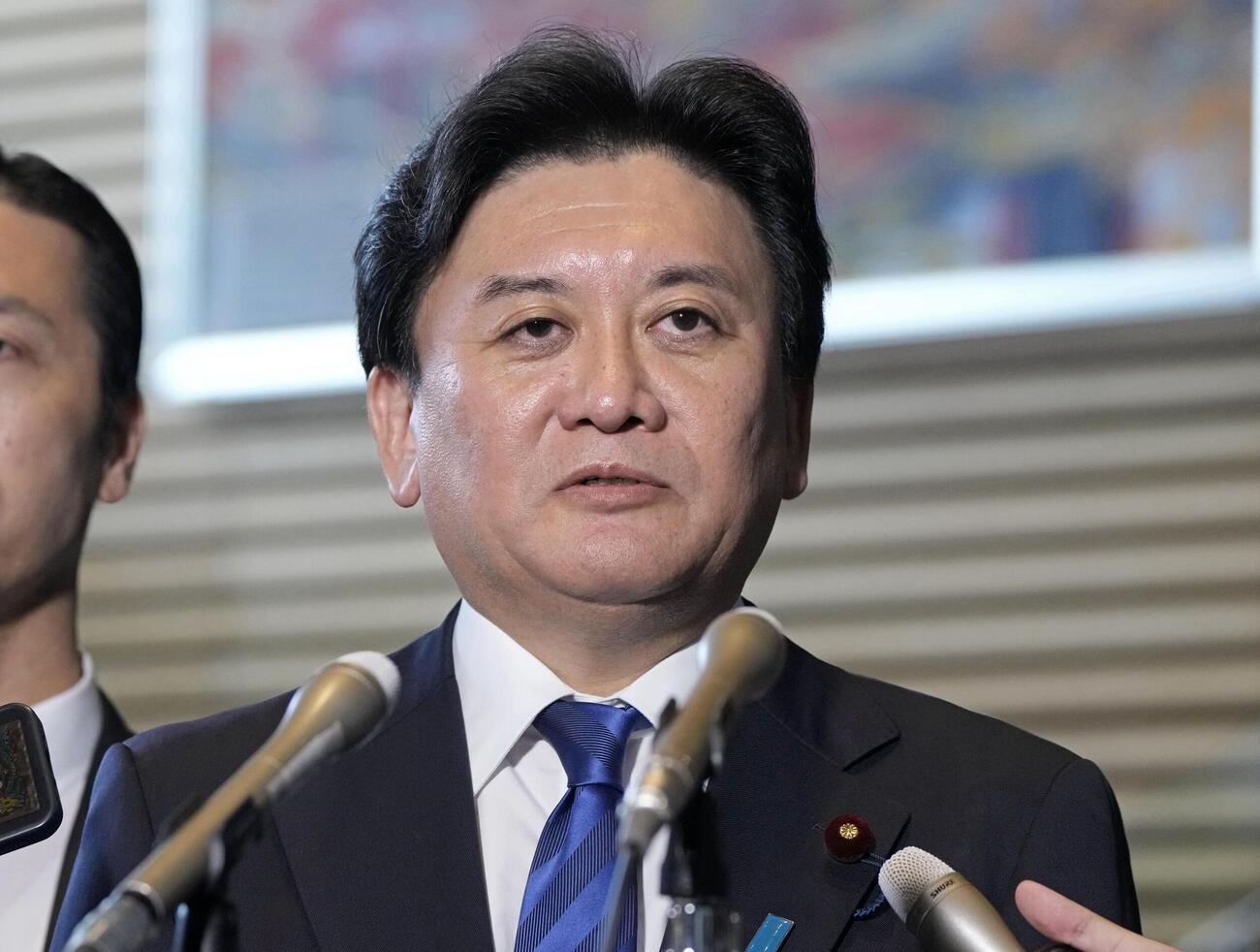 簗農相の後任に決まり、記者団の取材に応じる自民党の武部新氏（共同）