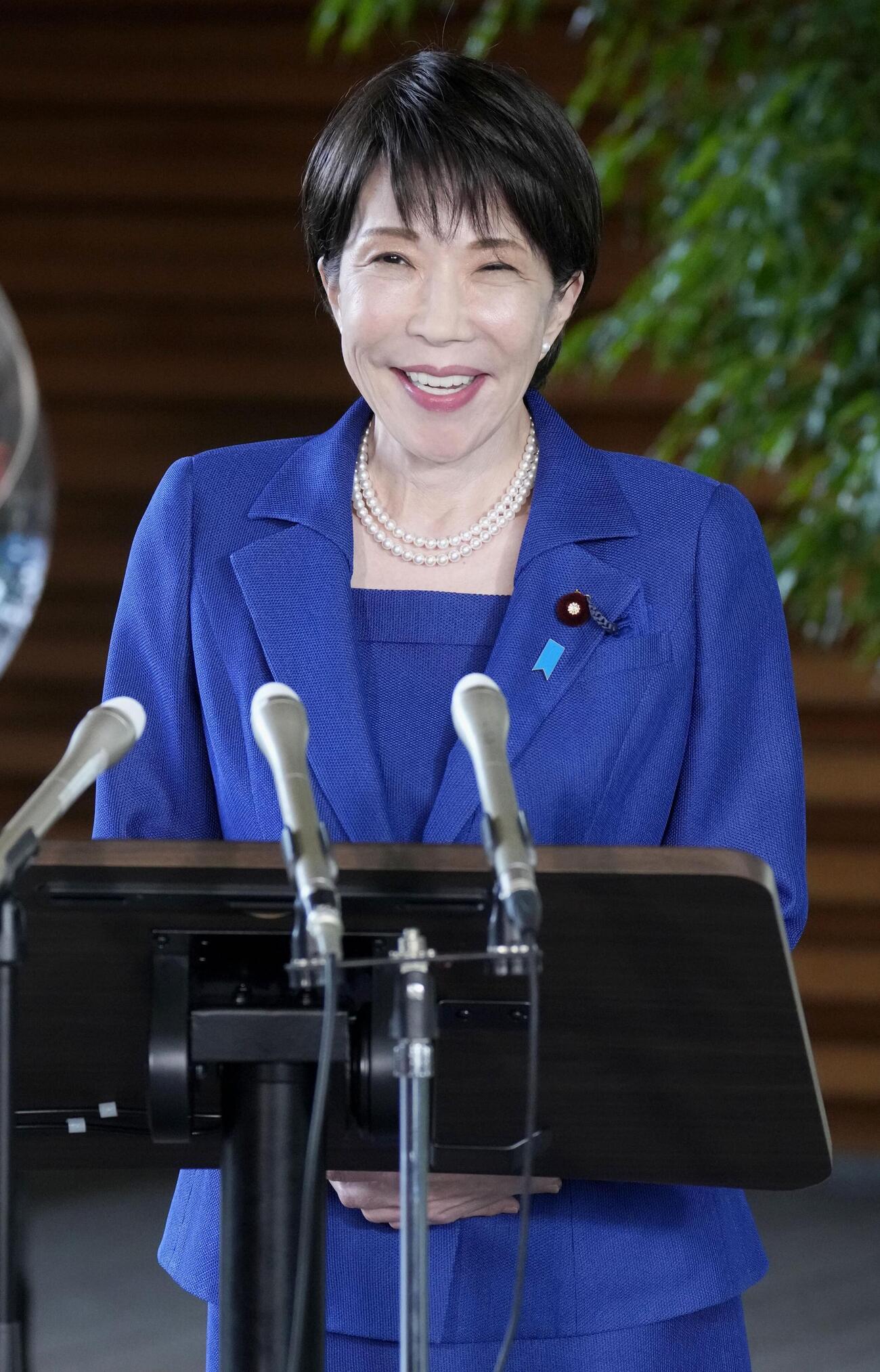 武部新氏の農相への起用について記者団の取材に応じる高市首相＝15日午前、首相官邸（共同）