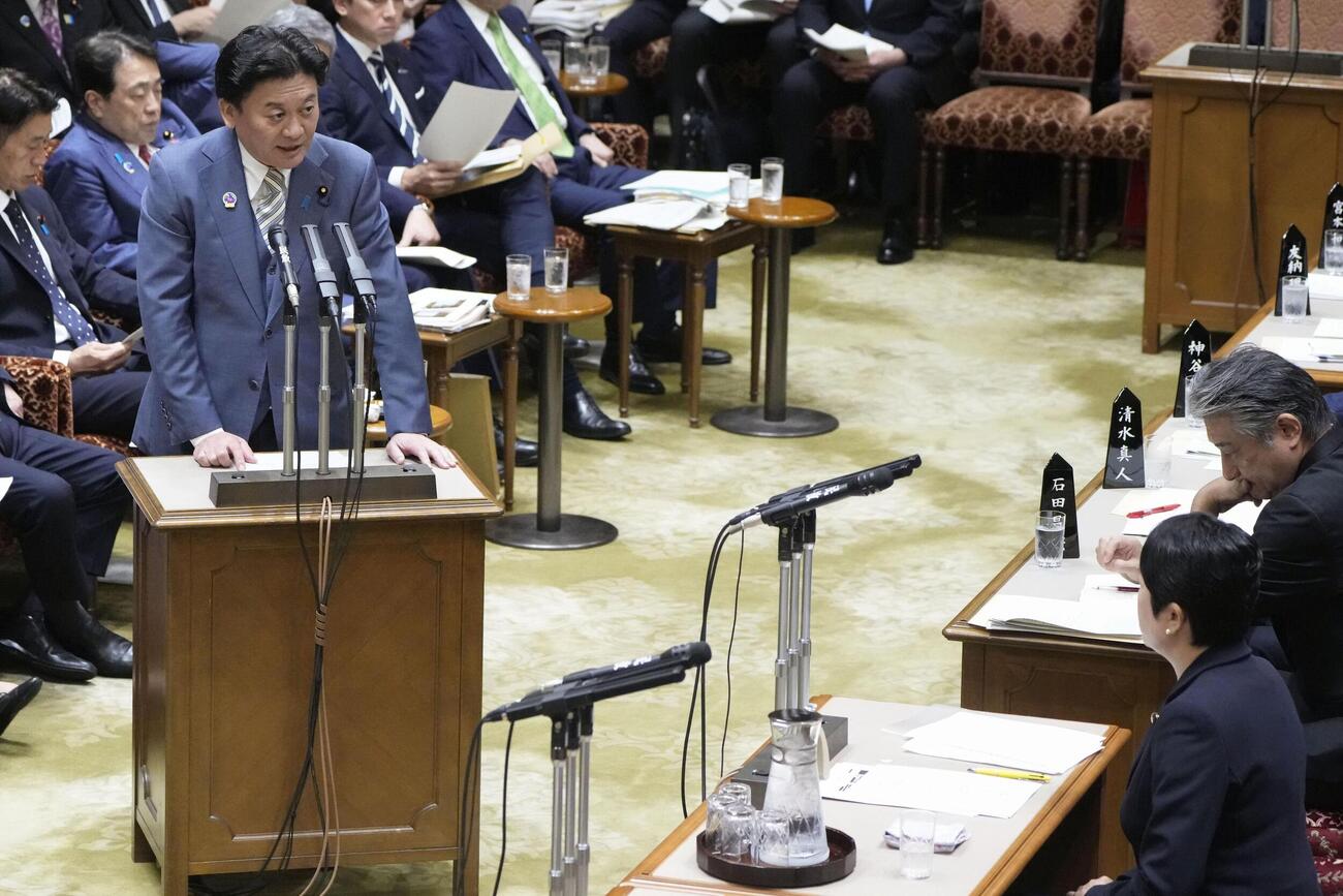 参院予算委で立憲民主党の辻元清美氏（右下）の質問に答弁する武部農相＝16日午前（共同）