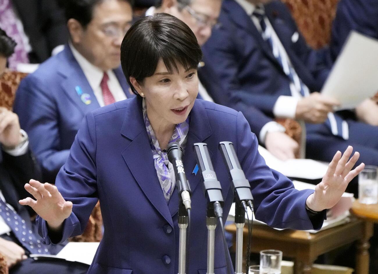 参院予算委で答弁する高市首相（共同）