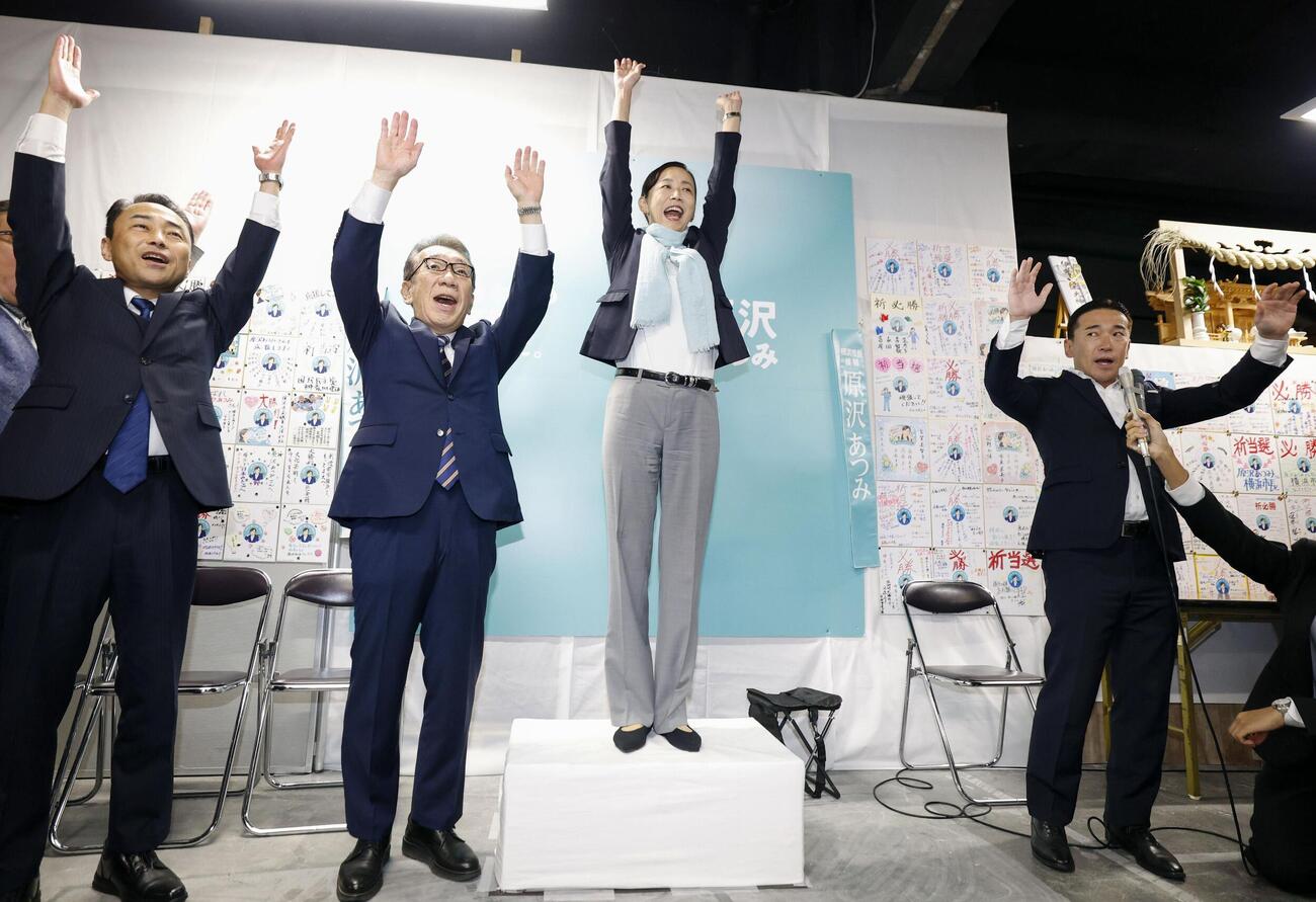 横浜市長選で初当選を決め、万歳する原沢敦美氏（左から3人目）（共同）