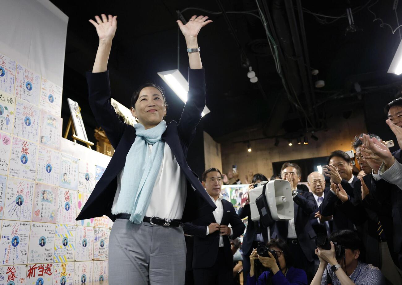 横浜市長選で初当選を決め、笑顔の原沢敦美氏＝18日午後、横浜市（共同）