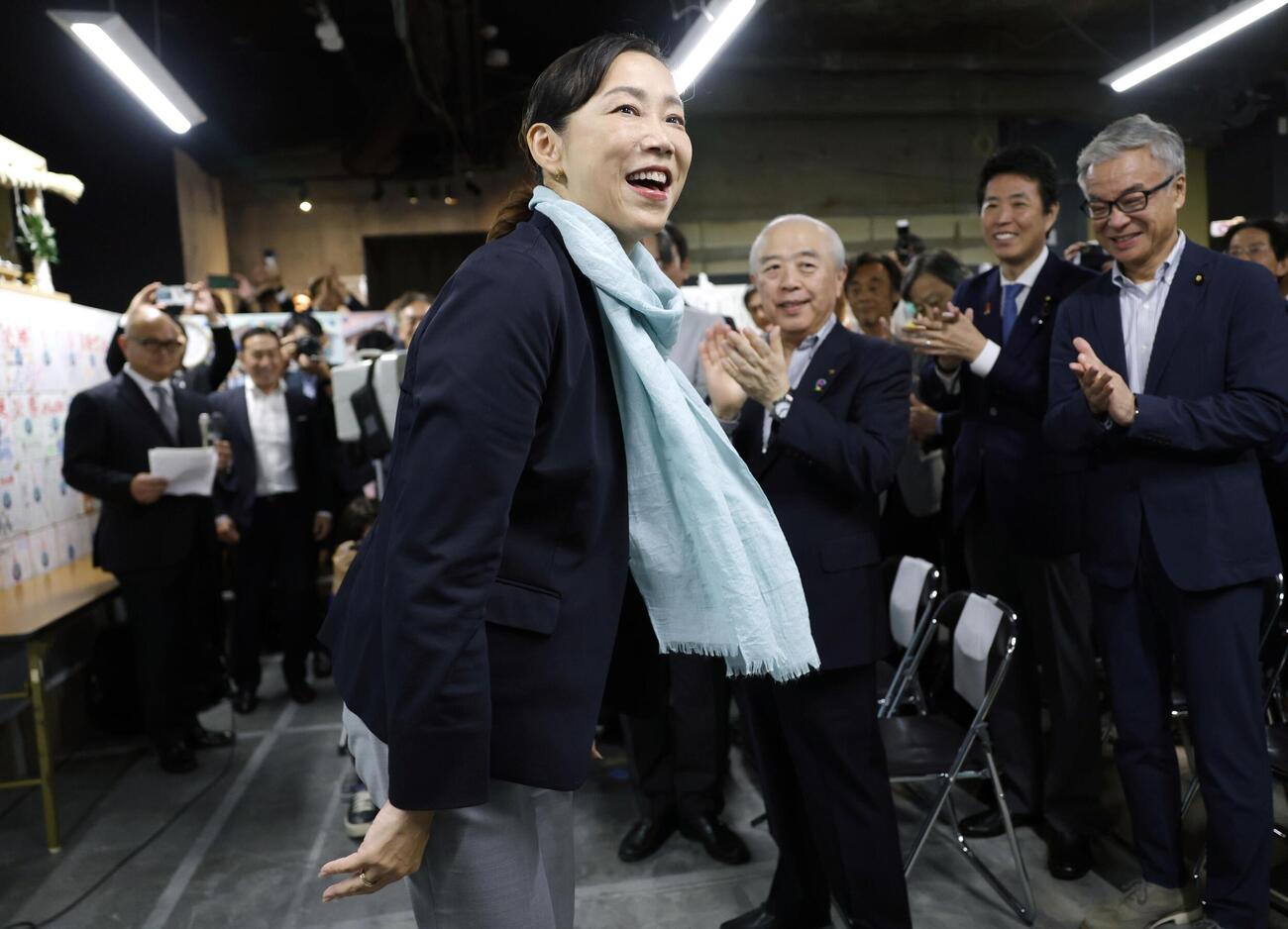 横浜市長選で初当選を決め、笑顔の原沢敦美氏＝18日午後、横浜市（共同）