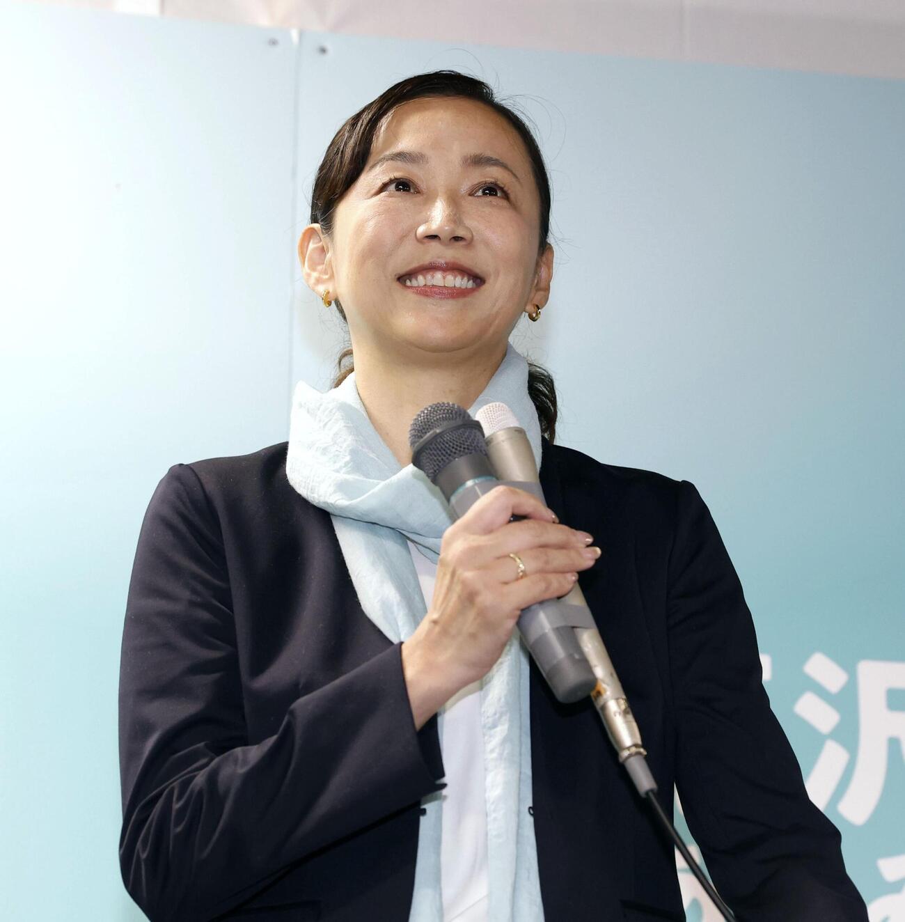 横浜市長選で初当選を決め、あいさつする原沢敦美氏＝18日午後、横浜市（共同）