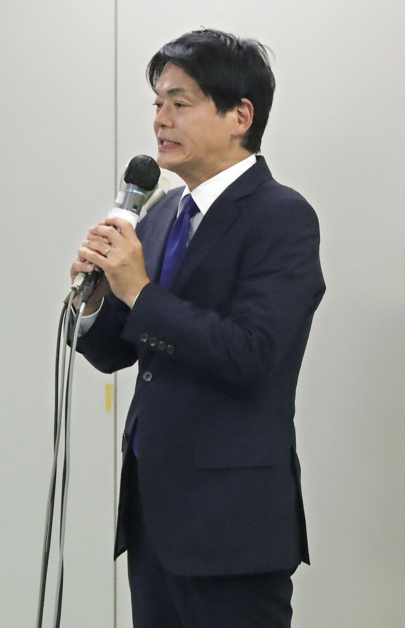 横浜市長選で落選が決まり、敗戦の弁を述べる前市長の山中竹春氏＝18日午後、横浜市(共同)