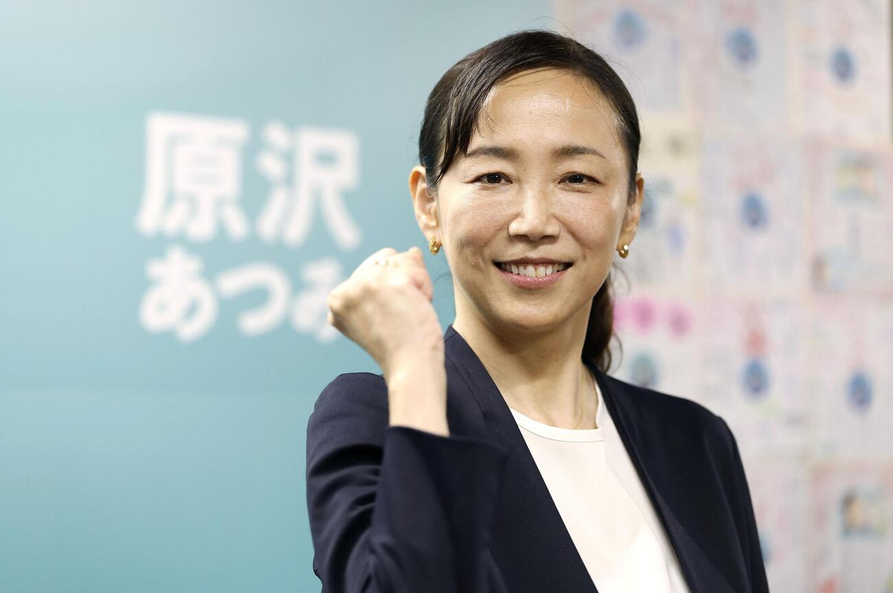 横浜市長選で初当選を決めた原沢敦美氏＝18日午後、横浜市（共同）