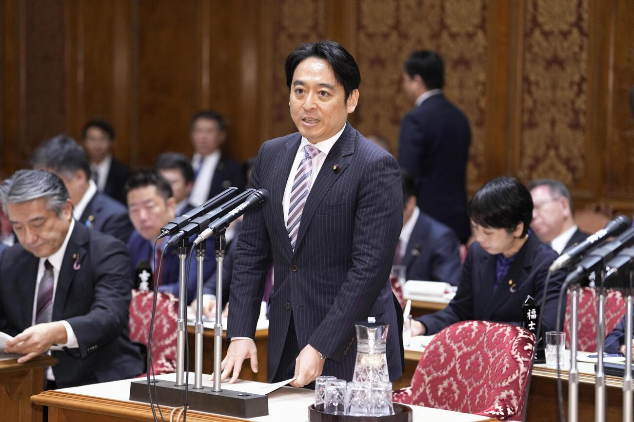 参院予算委で質問する公明党の平木大作氏＝19日午前（共同）