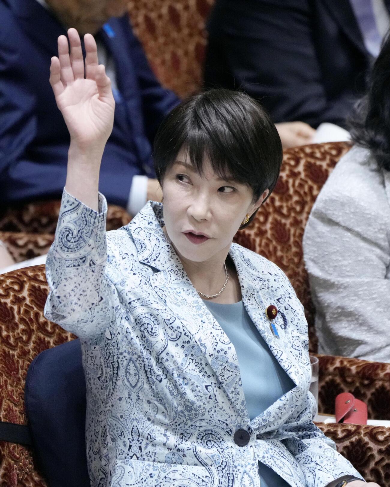 参院予算委で答弁のため挙手する高市首相