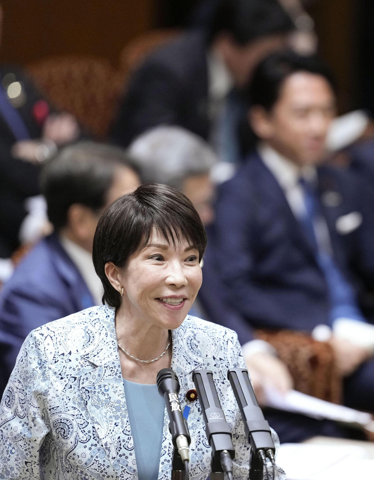参院予算委で答弁する高市首相。小泉防衛相（右奥）を「小泉総理」と言い間違えた＝19日午後（共同）