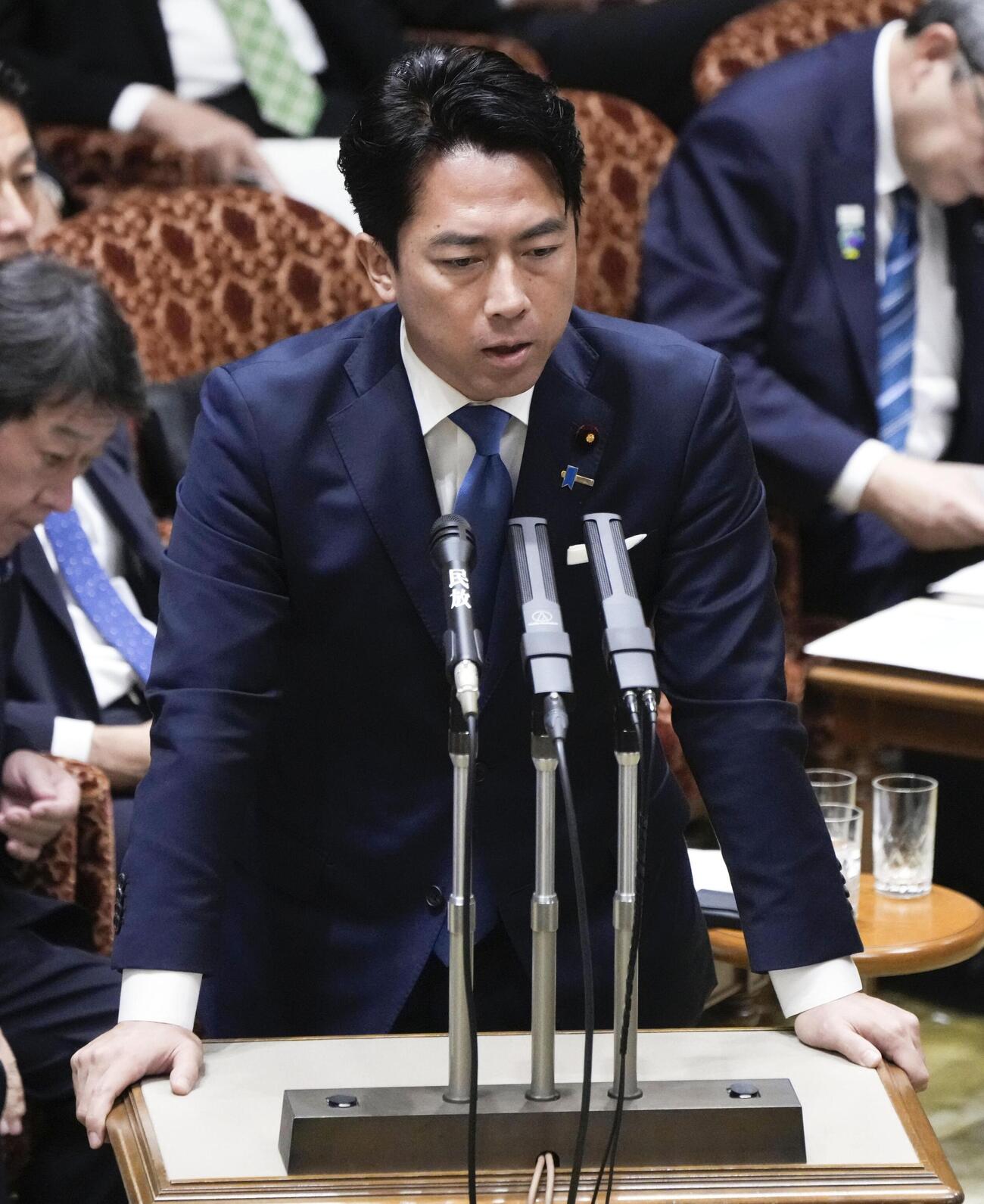 参院予算委で答弁する小泉防衛相＝19日午後（共同）