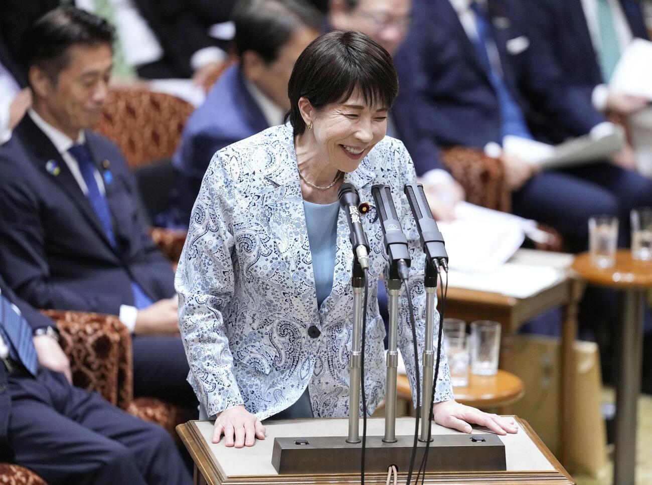 参院予算委で答弁する高市首相。小泉防衛相を「小泉総理」と言い間違えた＝19日午後（共同）