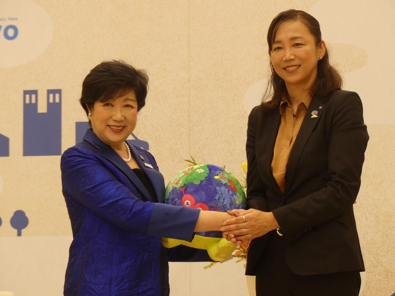 都庁を訪れ、小池百合子都知事（左）と握手を交わす横浜市の原沢敦美市長（撮影・中山知子）＃2026年10月22日、東京都庁内、原沢敦美・新横浜市長関連


