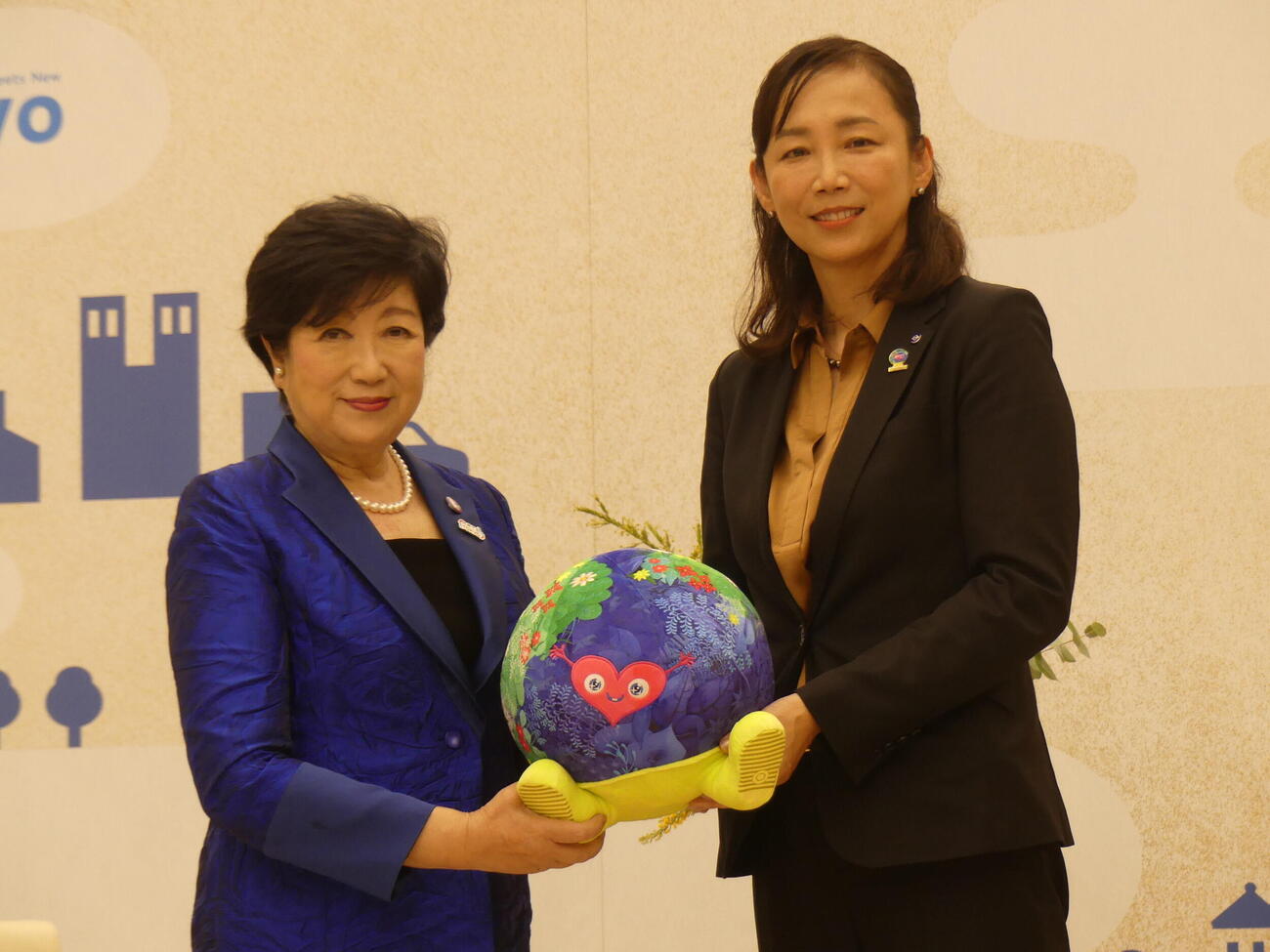 東京都庁で小池百合子都知事（左）と面会し、横浜市で来年3月に始まる国際園芸博覧会（花博）の公式マスコット「トゥンクトゥンク」を手渡す原沢敦美・新横浜市長（撮影・中山知子）