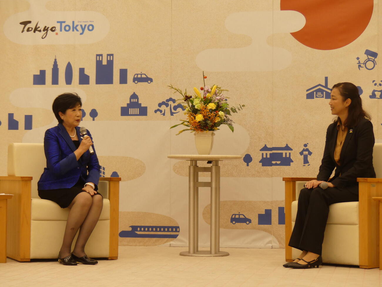 東京都庁を表敬訪問した横浜市の原沢敦美市長（右）と会談する東京都の小池百合子知事（撮影・中山知子）