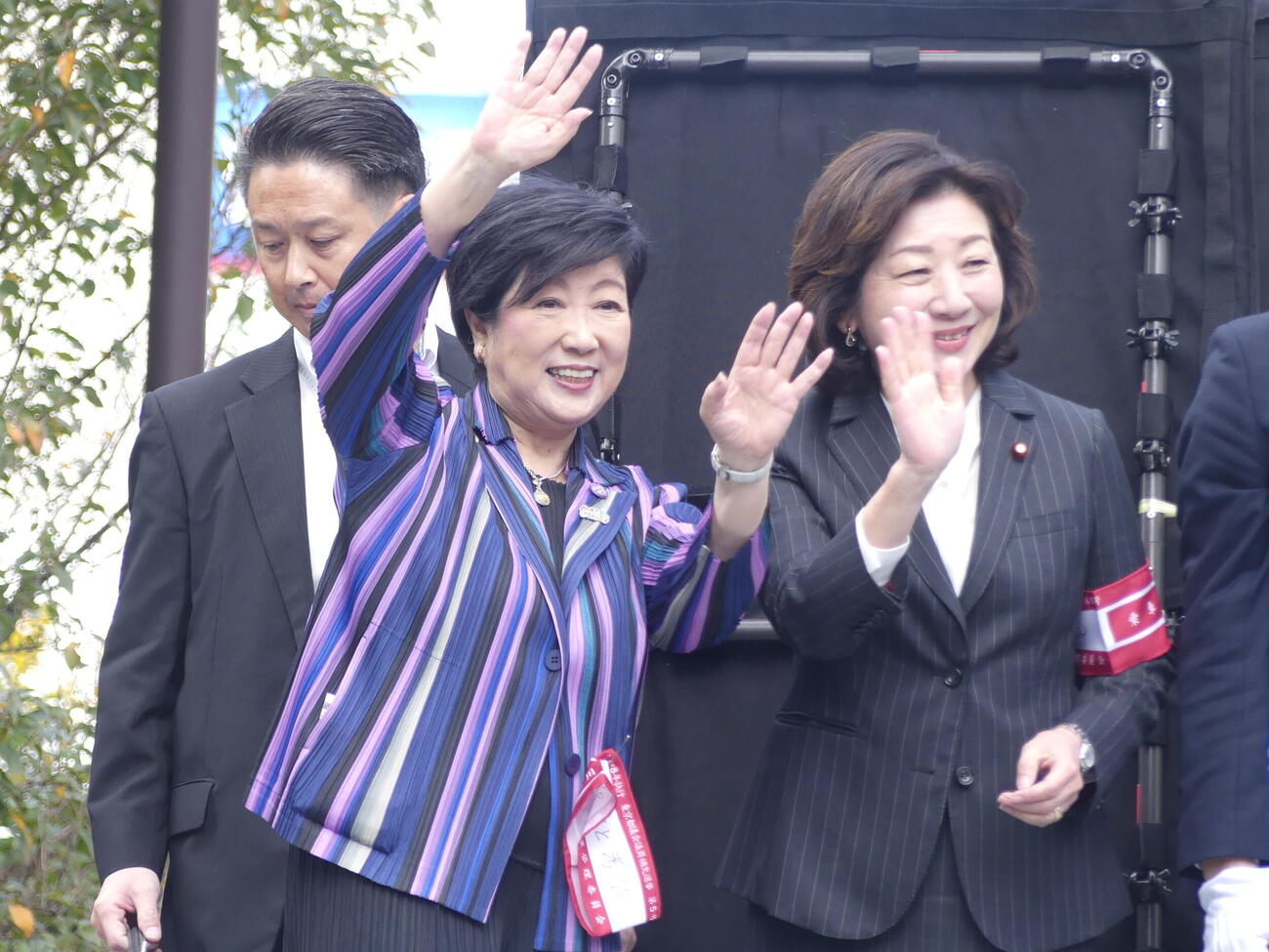 東京都議の千代田区選挙区補欠選挙告示を受け、都民ファーストの会推薦候補の応援に入った小池百合子知事（中央）と自民党の野田聖子衆院議員（撮影・中山知子）